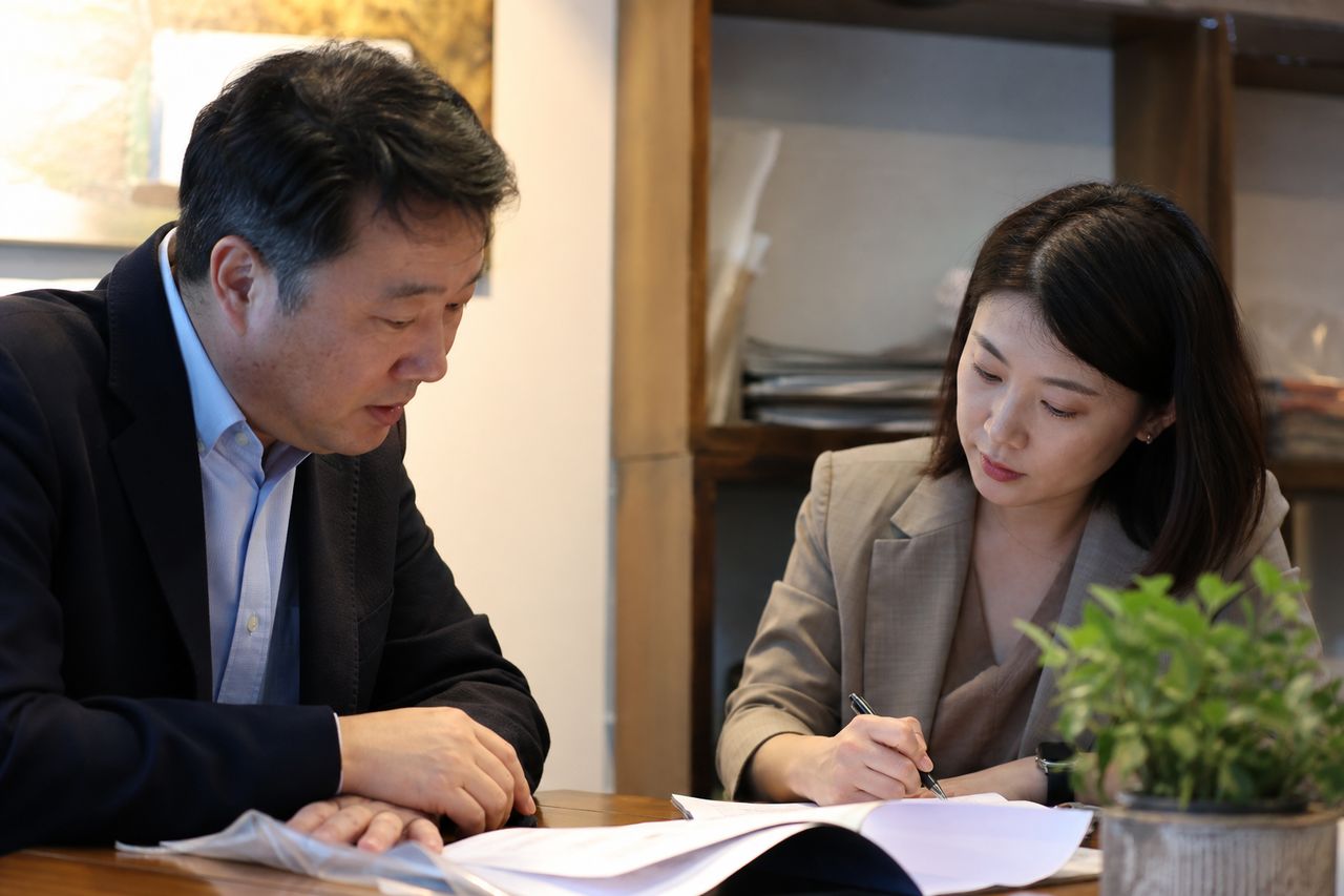 경찰 조사 조서를 확인할 때 날짜·표현·빠진 내용을 점검하는 방법 관련 전문가 상담·서류 검토 장면